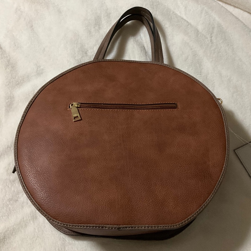 NWT Jen & Co Brown vegan handbag, round with flat bottom.